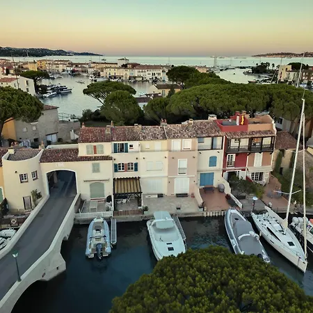 Huebsches Haus Direkt Am Wasser, St. Tropez 15 Min! Casa de Férias Grimaud