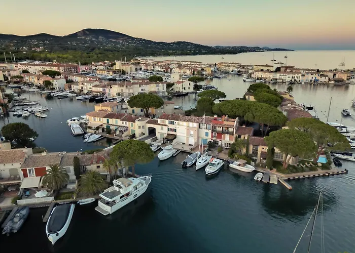 Huebsches Haus Direkt Am Wasser, St. Tropez 15 Min! Casa de Férias Grimaud
