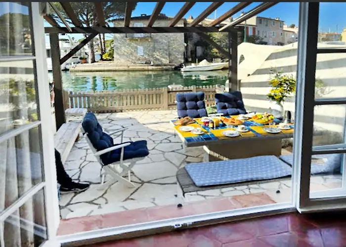 Huebsches Haus Direkt Am Wasser, St. Tropez 15 Min! Casa de Férias Grimaud