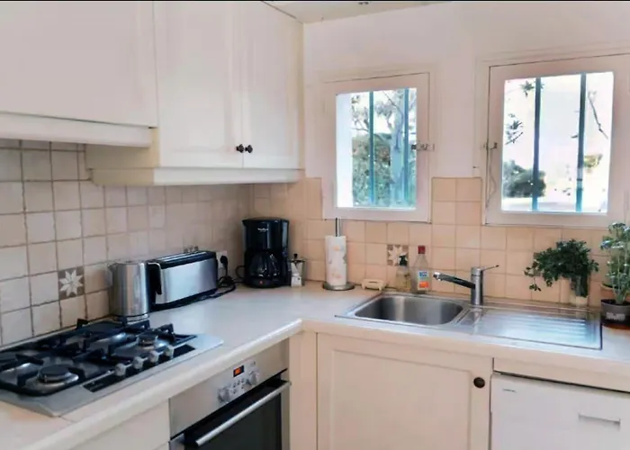 Huebsches Haus Direkt Am Wasser, St. Tropez 15 Min! Casa de Férias Grimaud