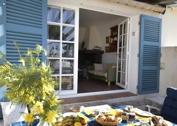 Huebsches Haus Direkt Am Wasser, St. Tropez 15 Min! Casa de Férias